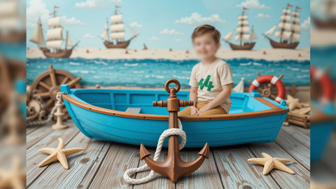 بک گراند آتلیه‌ای پسرانه کودک با تم دریایی، قایق چوبی، لنگر و کشتی‌های بادبانی مناسب عکاسی