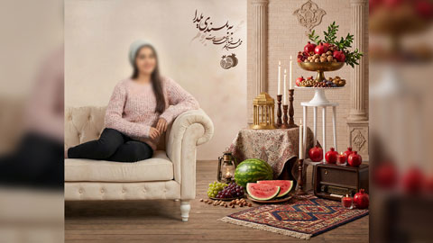 بک‌گراند یلدایی برای فتوشاپ با مبل کلاسیک، انار، هندوانه و دکور سنتی، مناسب عکاسی آتلیه‌ای